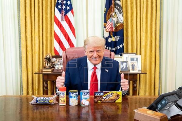  Trump posa con frijoles y otros productos de Goya en medio del «boicot»