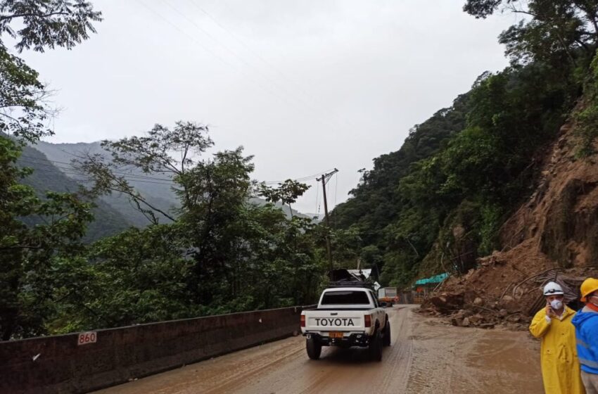  Por desprendimiento de material en el kilómetro 58 estuvo cerrada la carretera a Bogotá