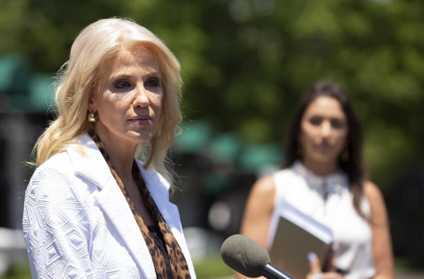  Conway, una de las figuras más mediáticas del gobierno Trump, deja su puesto