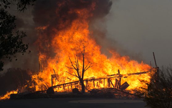  Siguen los avances contra el fuego en California, donde hay dos desparecidos