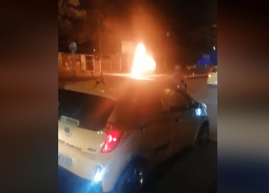  Taxi terminó incinerado al colisionar contra un tracto camión
