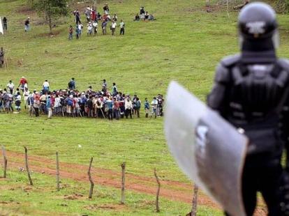  Mueren tiroteados dos indígenas en un desalojo de fuerza pública