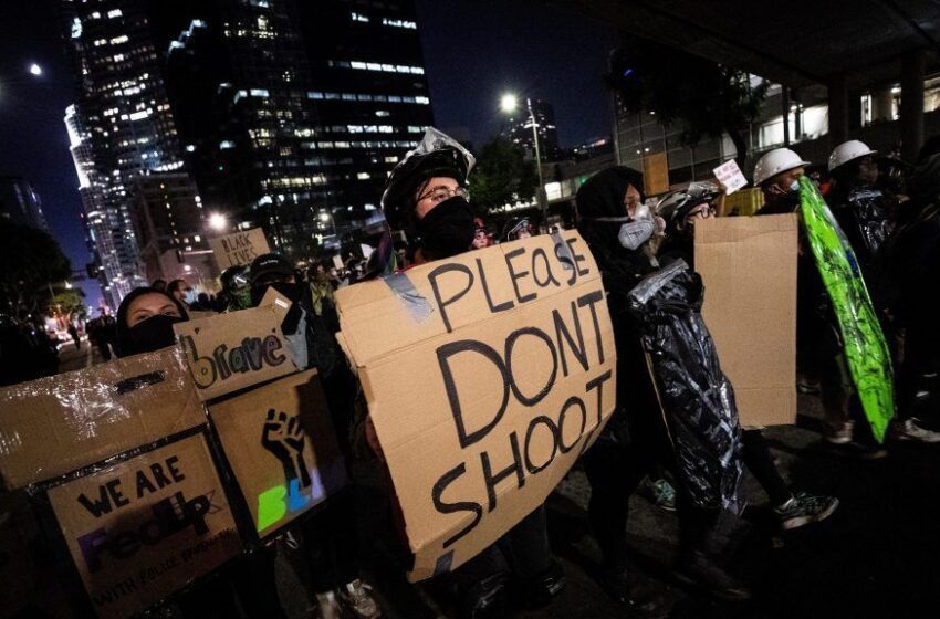  Las protestas raciales regresan a Oakland con disturbios y cargas policiales