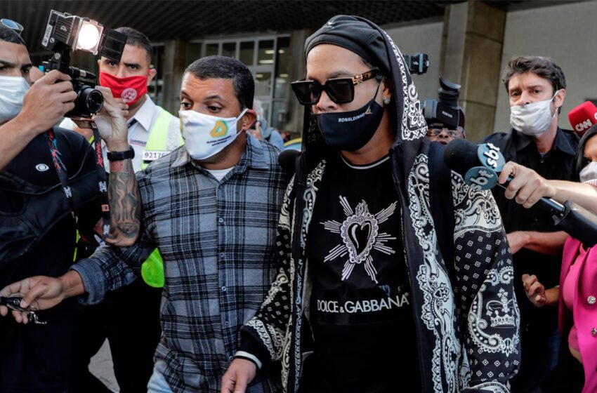  Ronaldinho llega a Río de Janeiro tras pasar seis meses detenido en Asunción