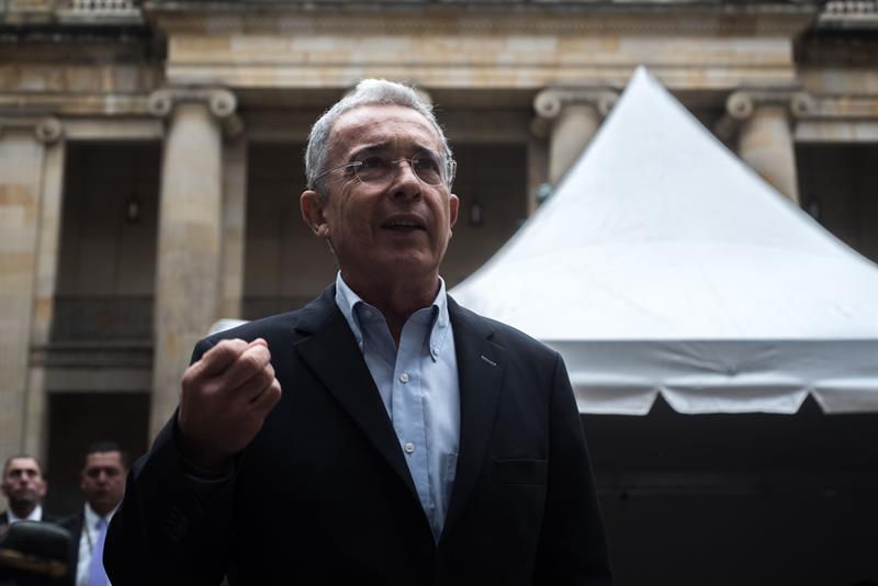  Uribe interrumpe su vida política y deja el Senado por desconfiar de la Corte