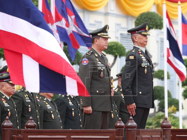  Nuevo jefe del Ejército tailandés jura defender la monarquía bajo cuestión