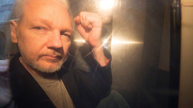  Assange combate su extradición a EE.UU. en medio de nuevas acusaciones