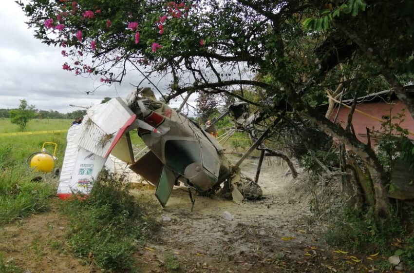  Milagrosamente al caer una avioneta se salvan piloto y familia de casa, donde a 3 metros cayó el aparato