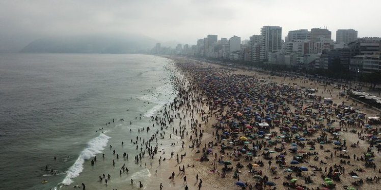  La pandemia desacelera en un Brasil de playas llenas y escuelas cerradas