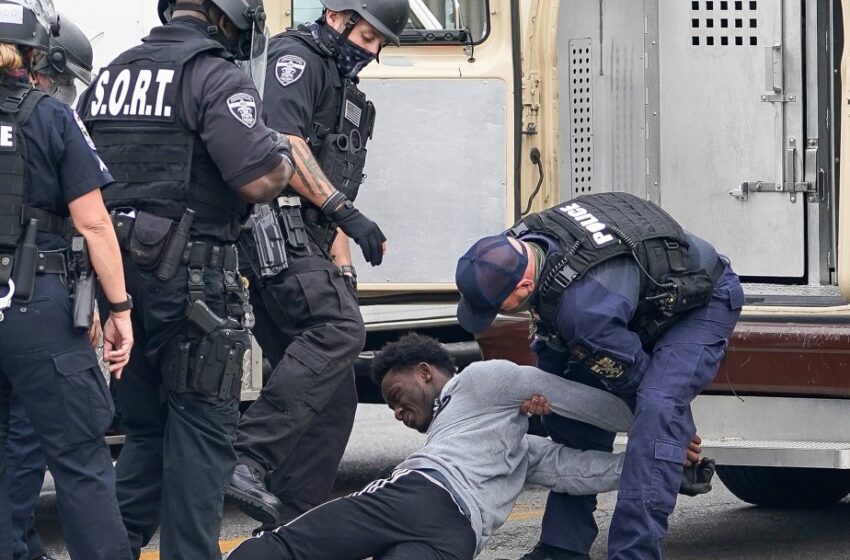  Policías heridos y decenas de detenidos en disturbios raciales en Louisville