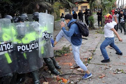  Muerte de hombre por brutalidad policial desata protestas violentas en Bogotá. Siete muertos y muchos heridos