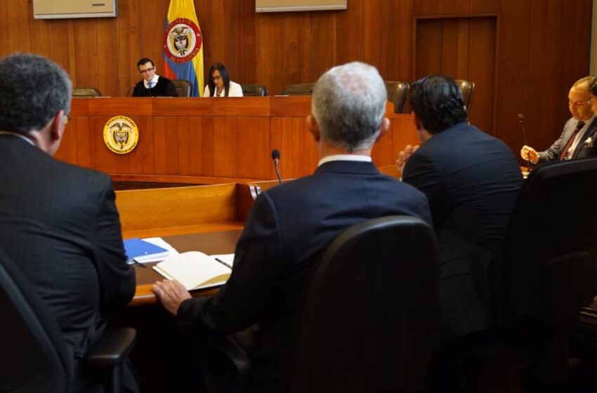  Corte remite a Fiscalía indagación a Uribe por presuntos nexos con masacres