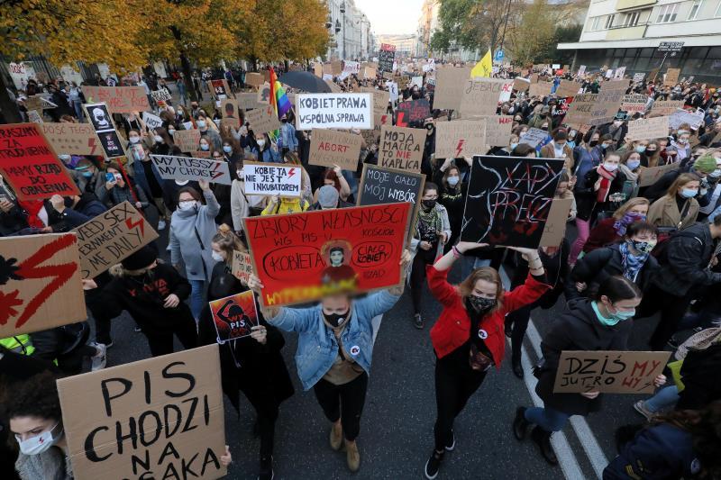  Miles de manifestantes se movilizan en Varsovia contra decisión antiaborto