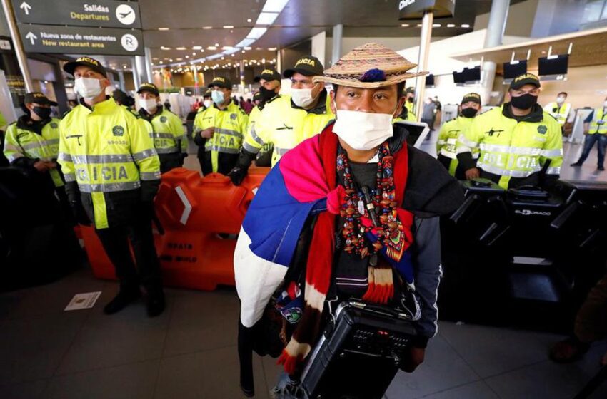  Indígenas protestan en aeropuerto de Bogotá para que se cumpla acuerdo de paz