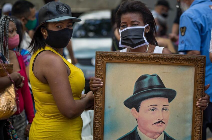  Desenterrar al futuro beato, hora de pedir milagros en una Venezuela agobiada