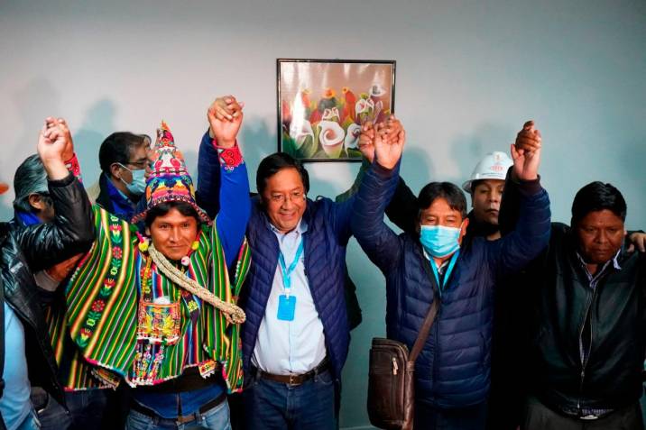  El candidato del MAS celebra su triunfo a la espera de los resultados oficiales en Bolivia
