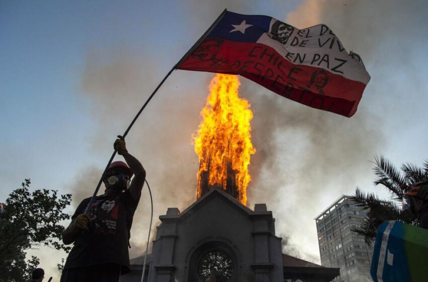  Dos iglesias quemadas y varios saqueos tras una multitudinaria marcha en Chile