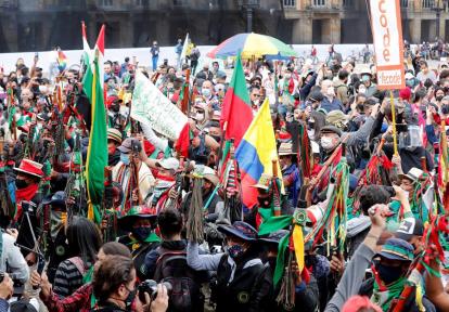  Multitudes respaldadas por minga indígena protestan pacíficamente