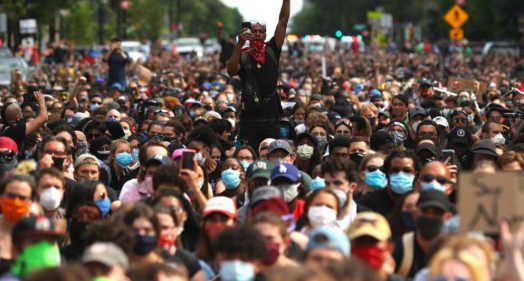  Protestas y mítines hacen temer rebrote de covid-19 en una América cansada