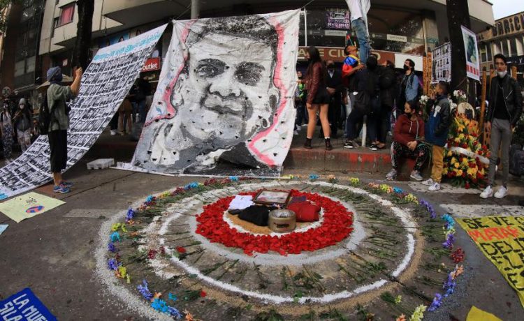  Familia de joven muerto hace un año en protestas en Bogotá reclama justicia