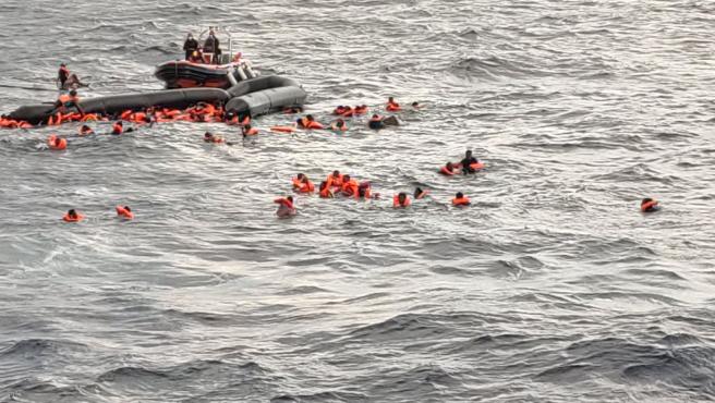  Al menos 74 muertos en el naufragio de un bote precario frente a costa libia