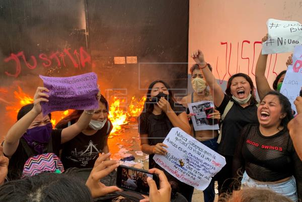  Policía reprime con disparos protesta feminista en Cancún y causa 3 heridos