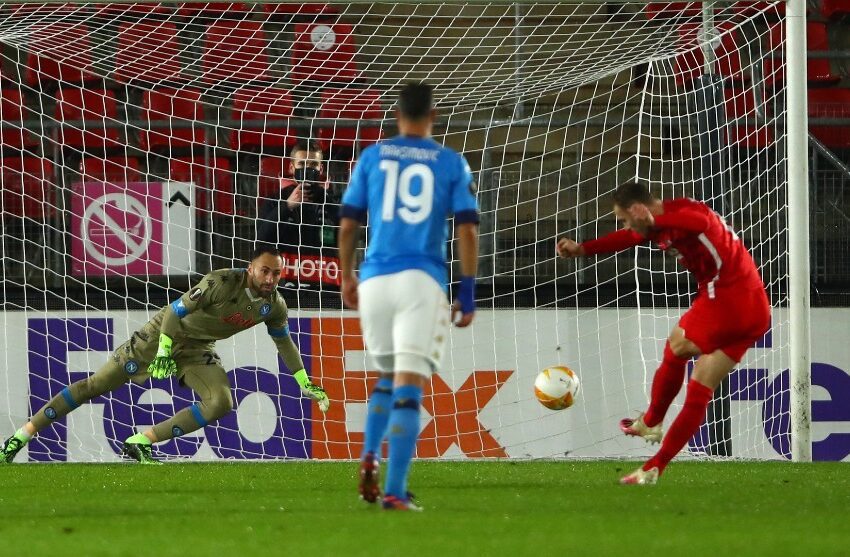  Ospina volvió vestido de héroe; tapó penalti y salvó al Napoli en Liga de Europa