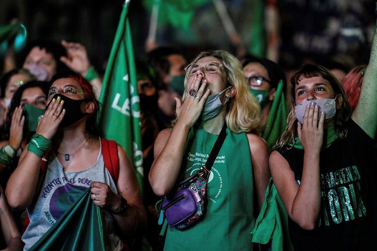  Senado argentino legaliza el aborto voluntario hasta la semana 14 de embarazo