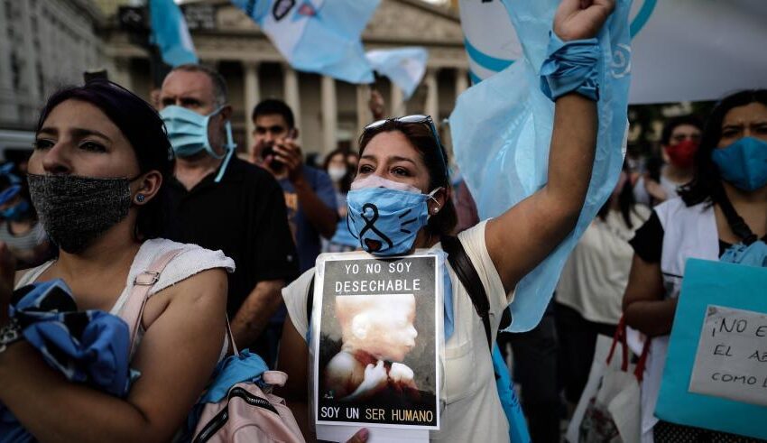  Grupos contra el aborto marchan en Argentina antes de que se debata la ley