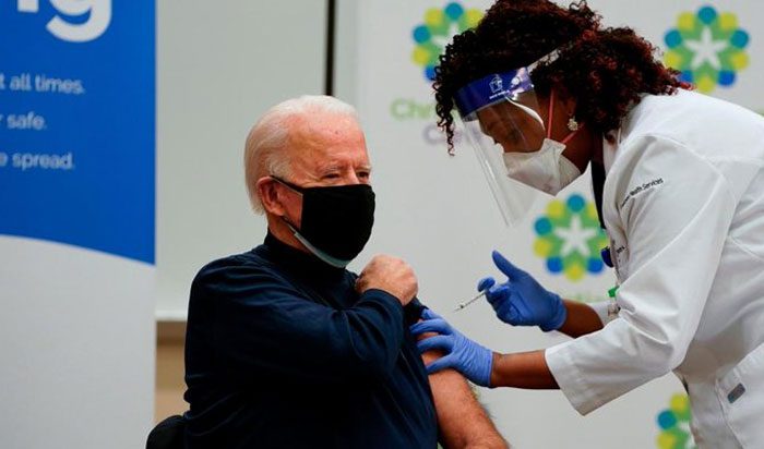  Biden recibe la vacuna de la covid en público y dice que «no hay nada de qué preocuparse»