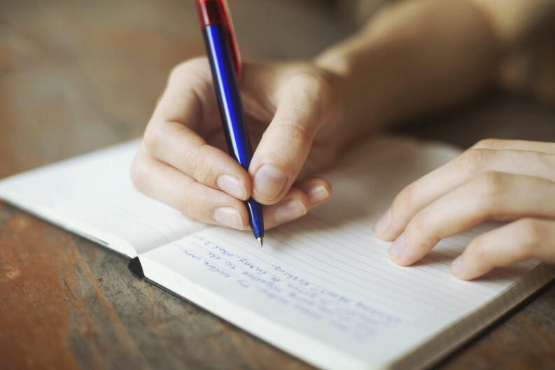  Para estimular e incentivar la memoria se debe  escribir a mano