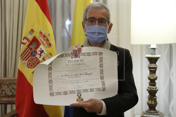  España condecora al sacerdote De Roux como «referente ético» de Colombia