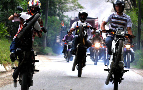  Irracionalmente actúan algunos motociclistas ante la falta de control de las autoridades