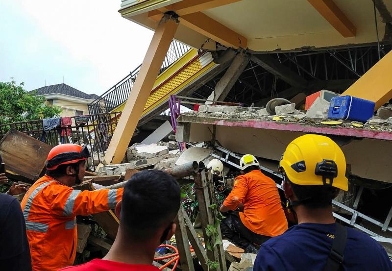  Al menos 34 muertos y más de 600 heridos tras un fuerte seísmo en Indonesia. La gente está atrapada en los escombros