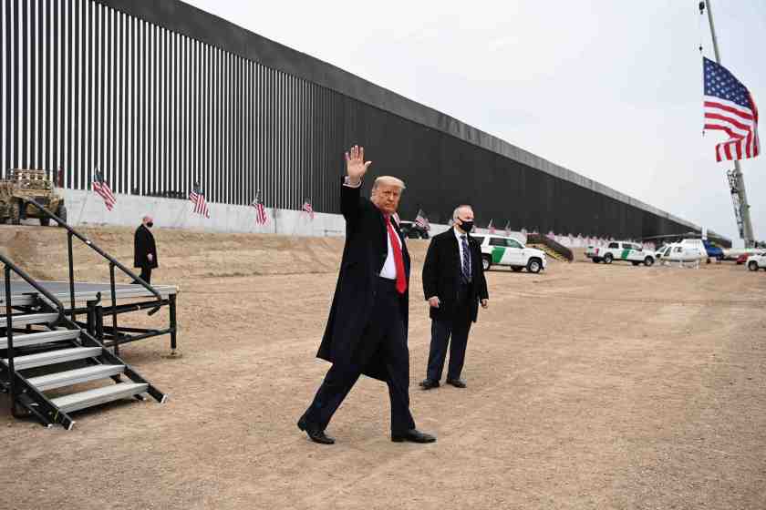  Trump se despide de su muro con México, una promesa cumplida a medias
