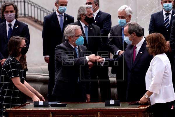  Piñera y Fernández exhiben «unidad» tras sus roces por la gestión de pandemia