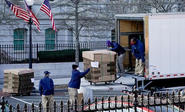  La imagen de un camión de mudanzas ante la Casa Blanca se hace viral en redes