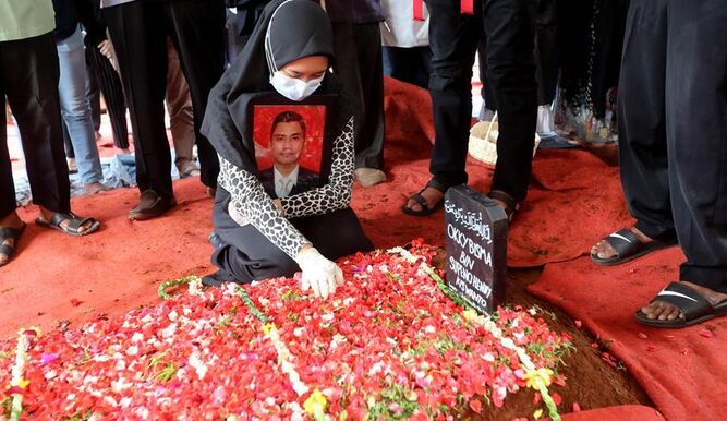  Indonesia reanuda búsqueda de restos del avión accidentado con 62 ocupantes