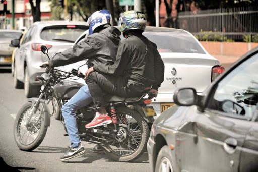  Ciudadano echa el carro a sujetos en moto por hurto de celular a una mujer en la “calle del zodiaco”