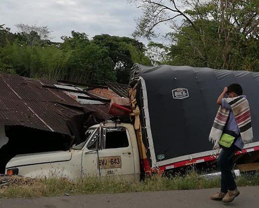  Camión con carga pesada se salió de la carretera y quedó incrustado en una vivienda