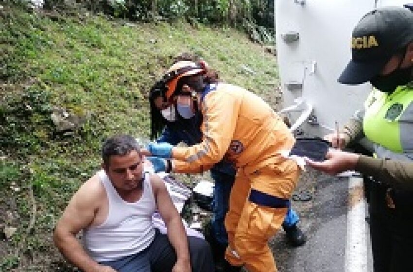  Cinco heridos dejó volcamiento de una buseta de servicio público en la vía a Bogotá