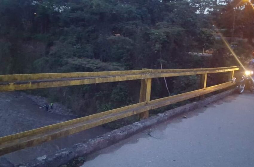  Ciclista perdió la vida al caer del puente sobre el río Guatiquía