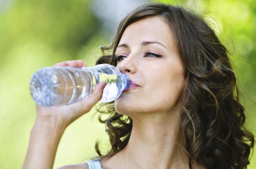  Beber agua es saludable, pero en exceso puede ser perjudicial