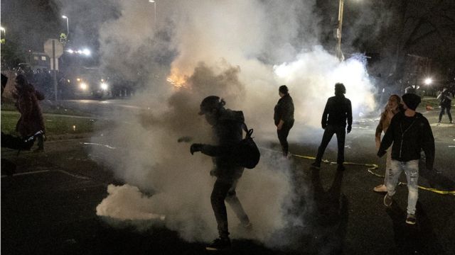  Cuarta noche de protestas en Mineápolis contra la violencia policial por asesinato de Daunte Wright