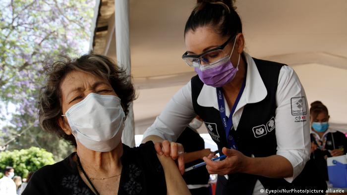  Vacunación de maestros comienza en México tras un año sin clases presenciales