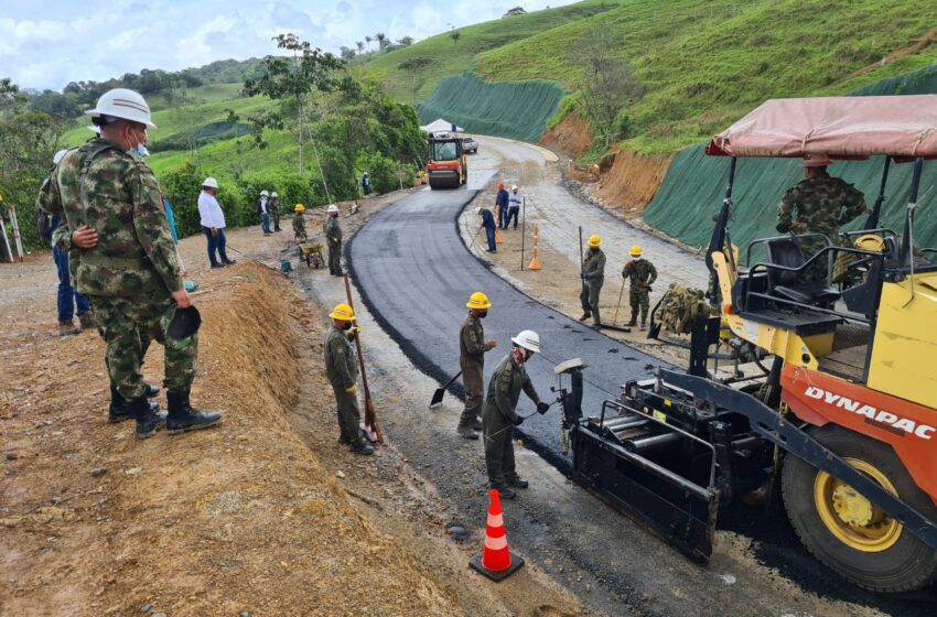  Ingenieros del ejército avanzan en la construcción de la vía San Juan de Arama, Mesetas, Uribe