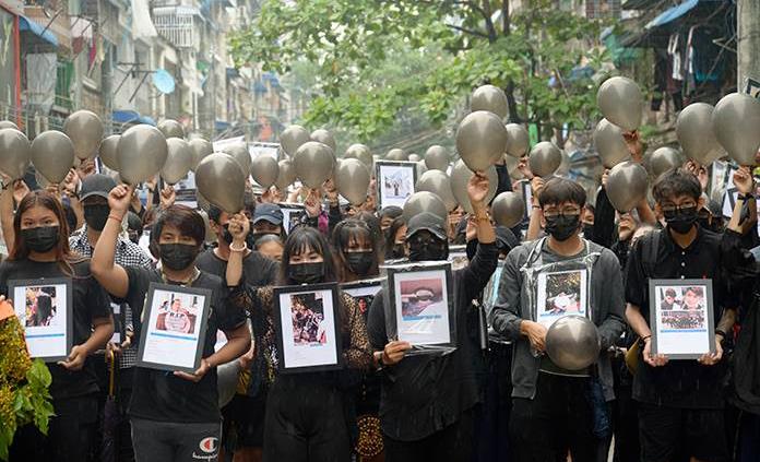  Las protestas vuelven a llenar las calles de Birmania con un aplauso masivo