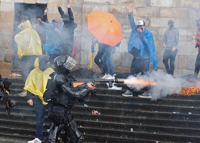  Defensoría del Pueblo recibe reporte de 42 muertos en protestas en Colombia