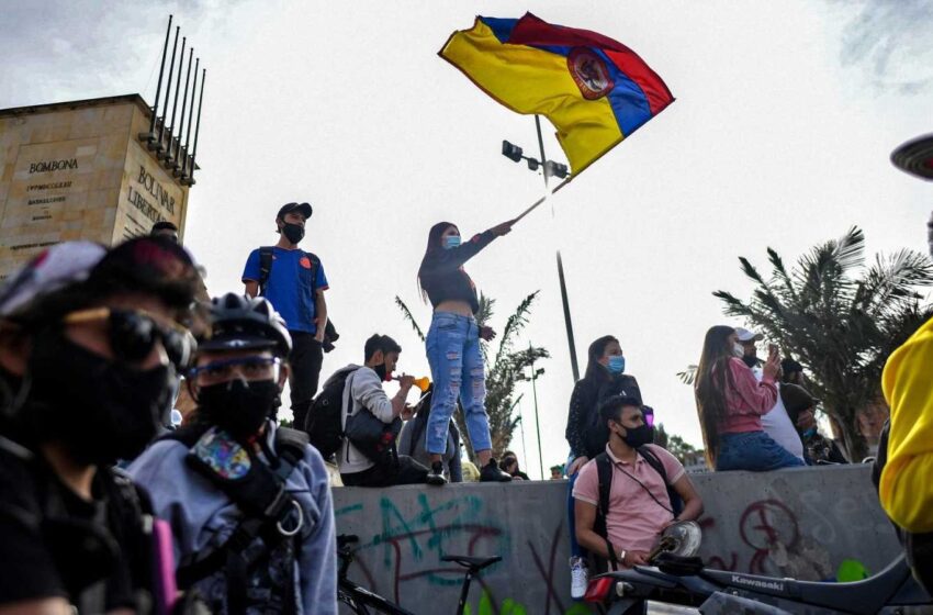 Colombia llama al diálogo político, mientras las protestas siguen en la calle