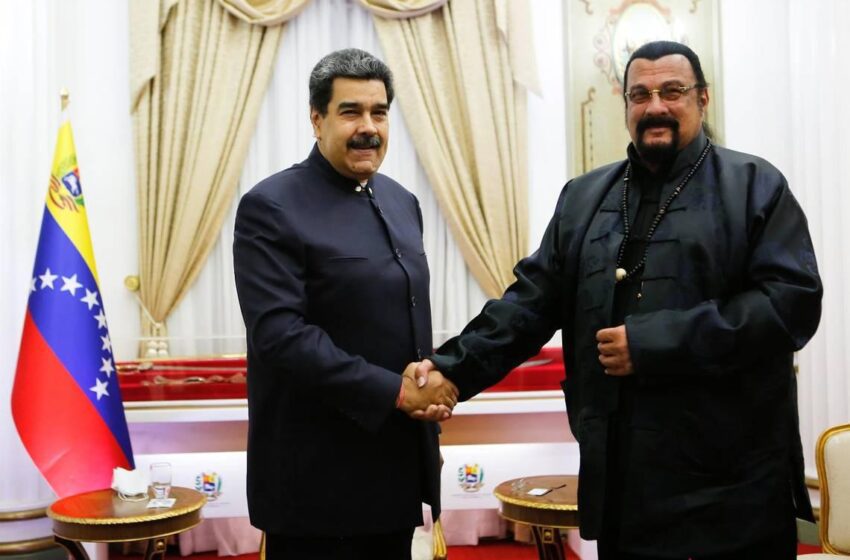  Steven Seagal le regaló espada a Nicolás Maduro y lo hizo creerse samurái